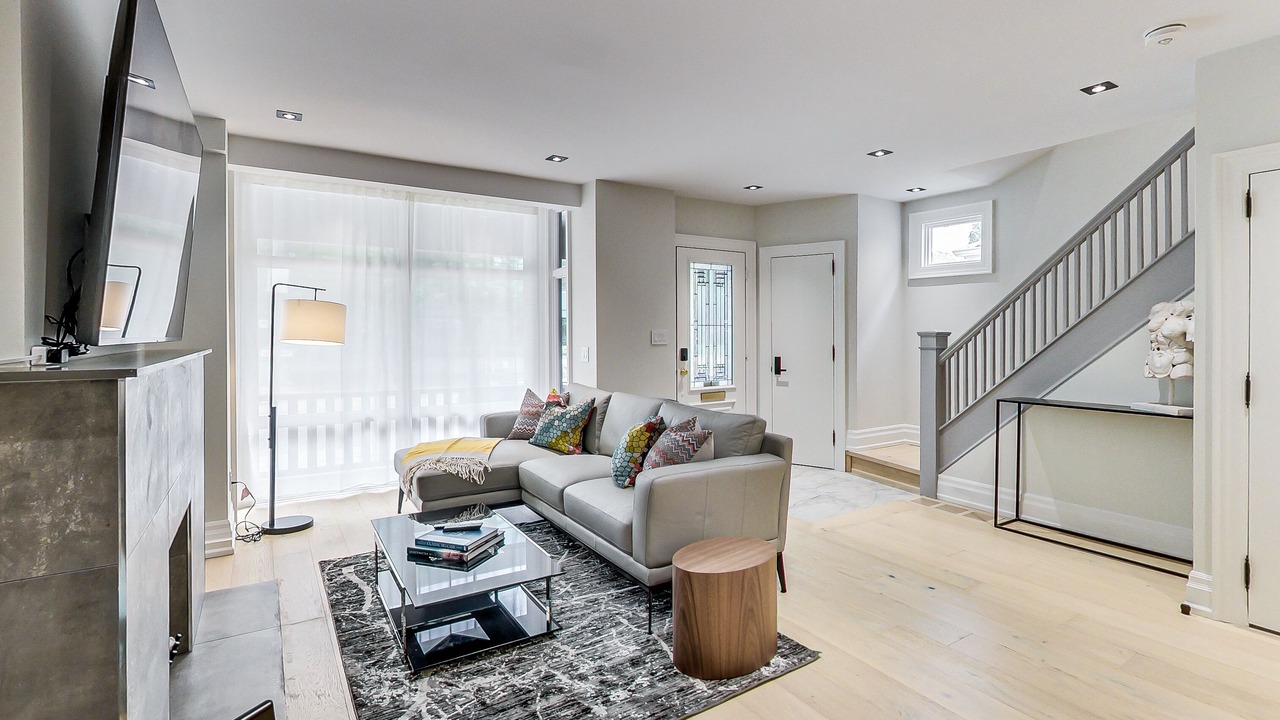 Photo of Livingroom in Yonge-Eglinton