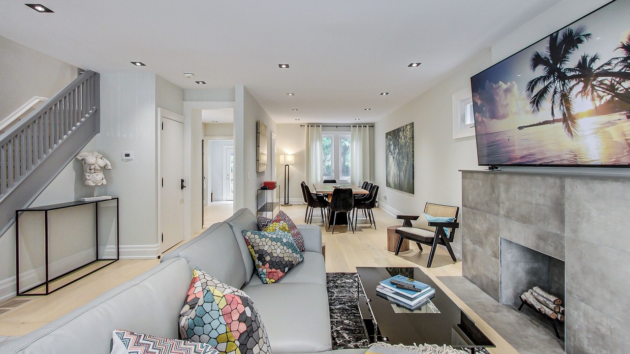 Photo of Livingroom in Yonge-Eglinton