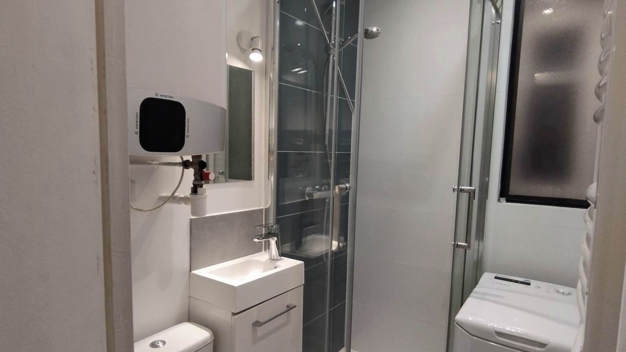 Photo of Bathroom in Combat