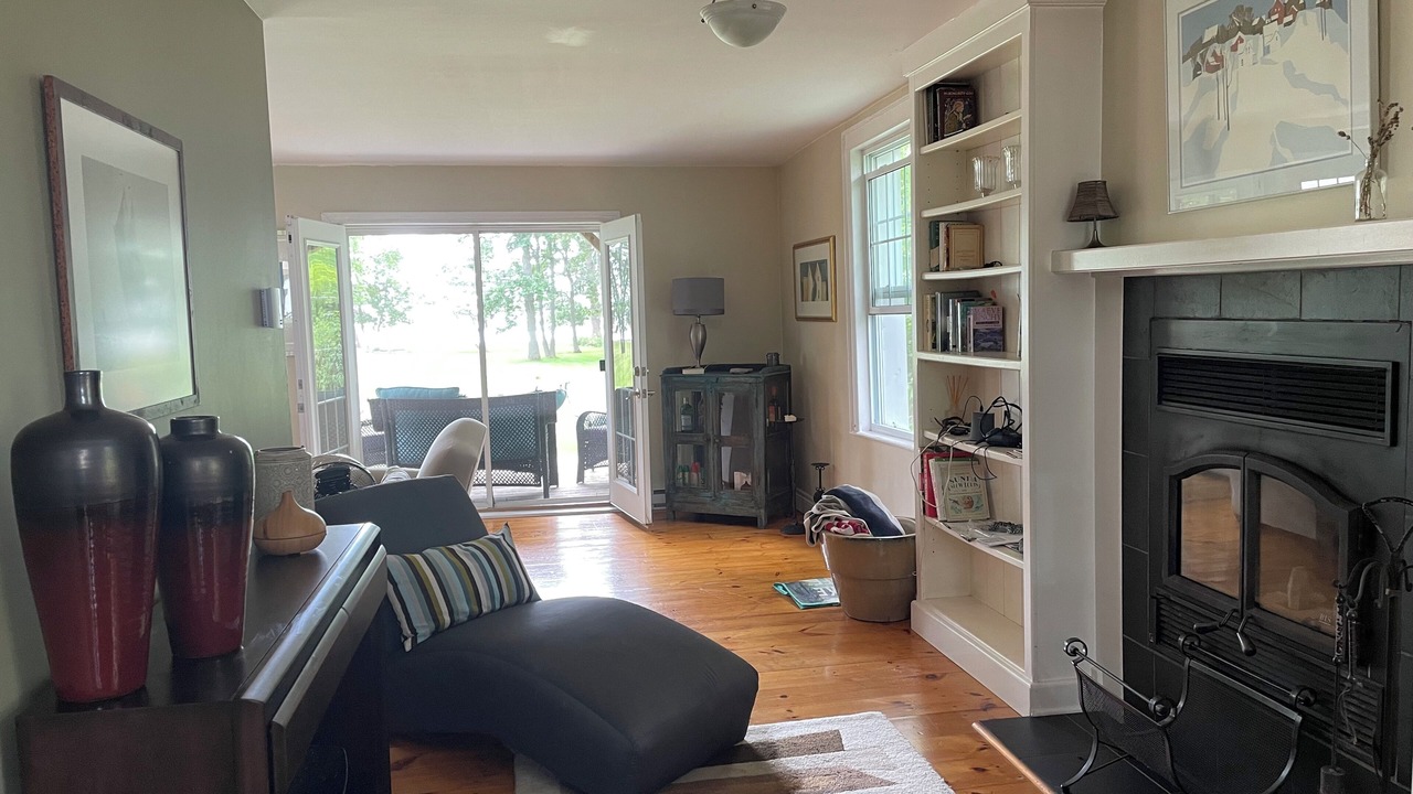 Photo of Livingroom in Loyalist