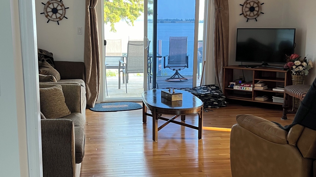 Photo of Livingroom in Howe Island