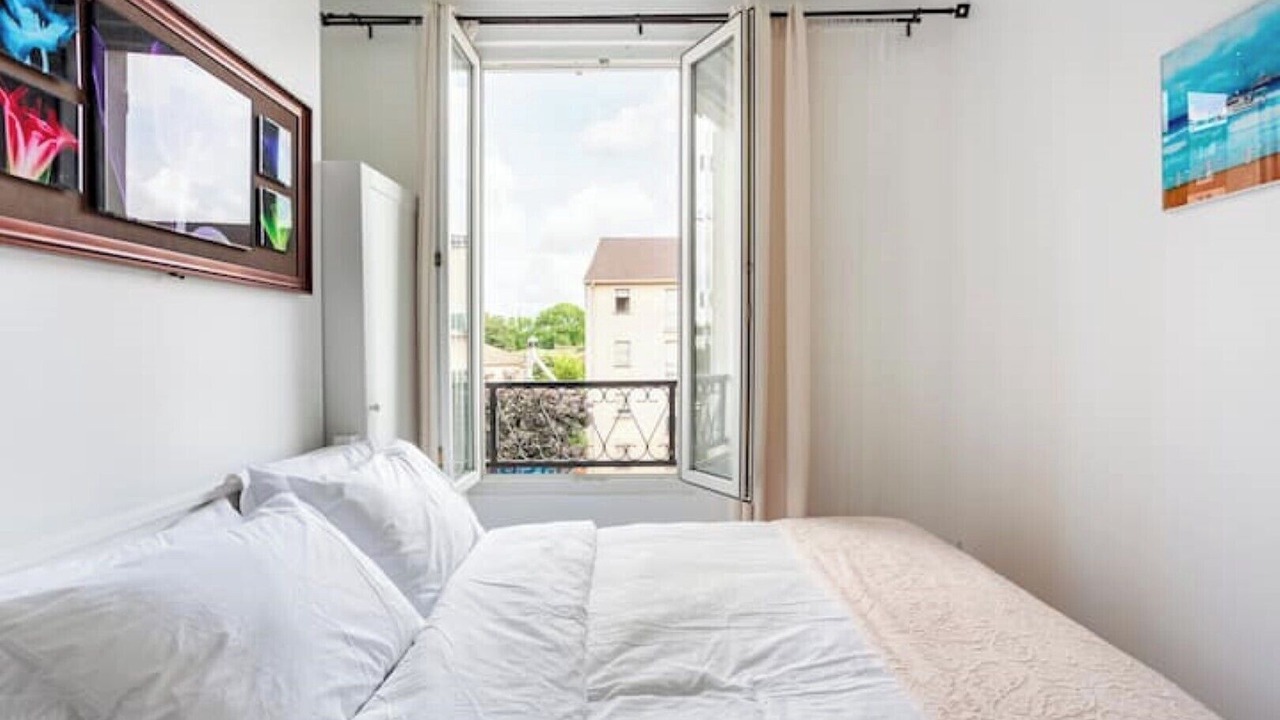 Photo of Bedroom in Stains