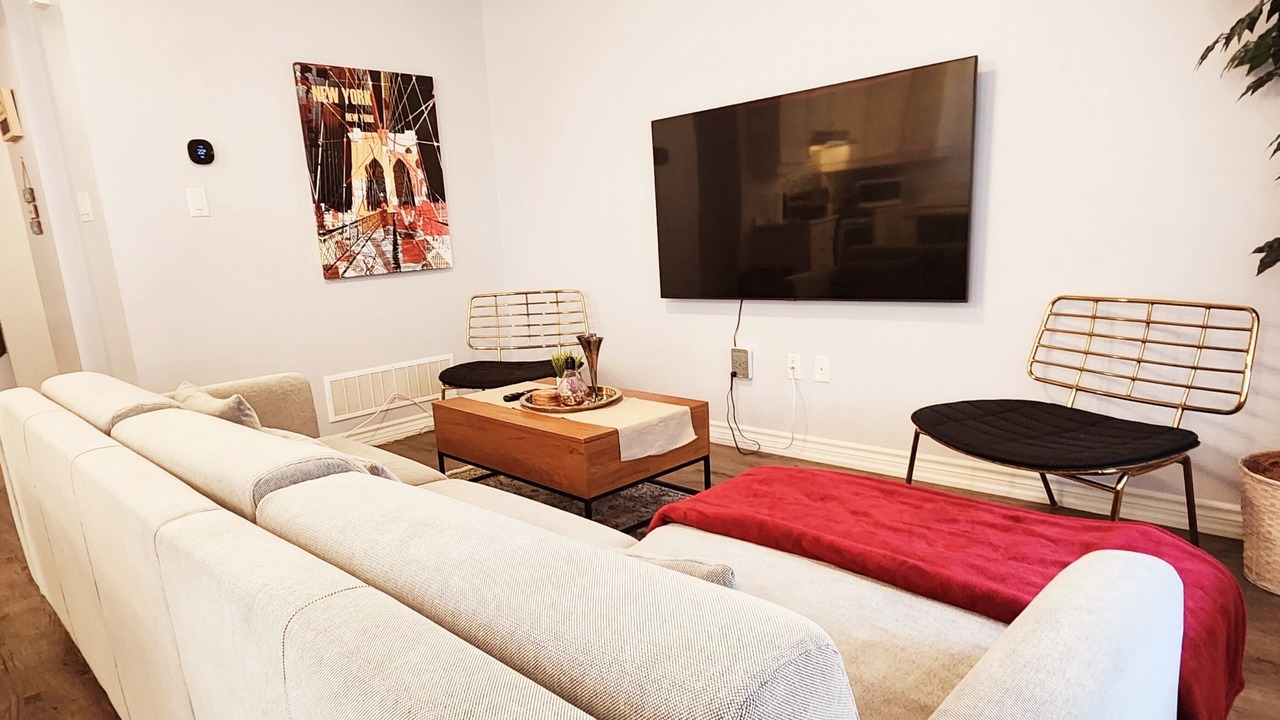 Photo of Livingroom in Halton Regional Municipality