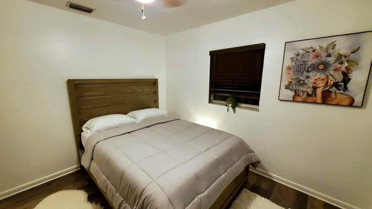 Photo of Bedroom in Carver City - Lincoln Gardens