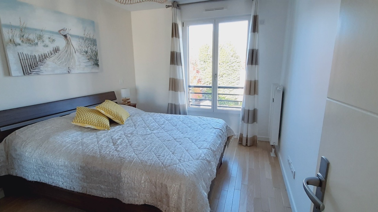 Photo of Bedroom in Suresnes