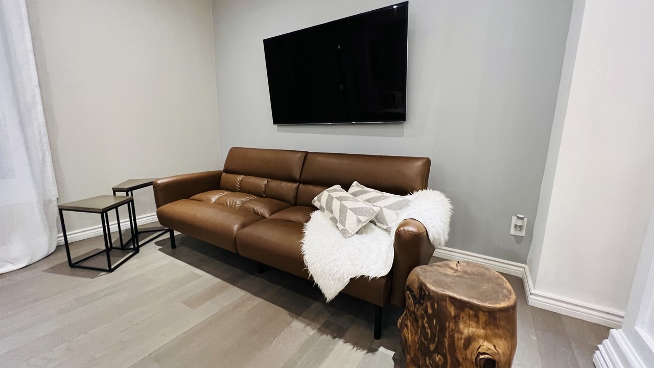 Photo of Livingroom in Clarkson-Lorne Park