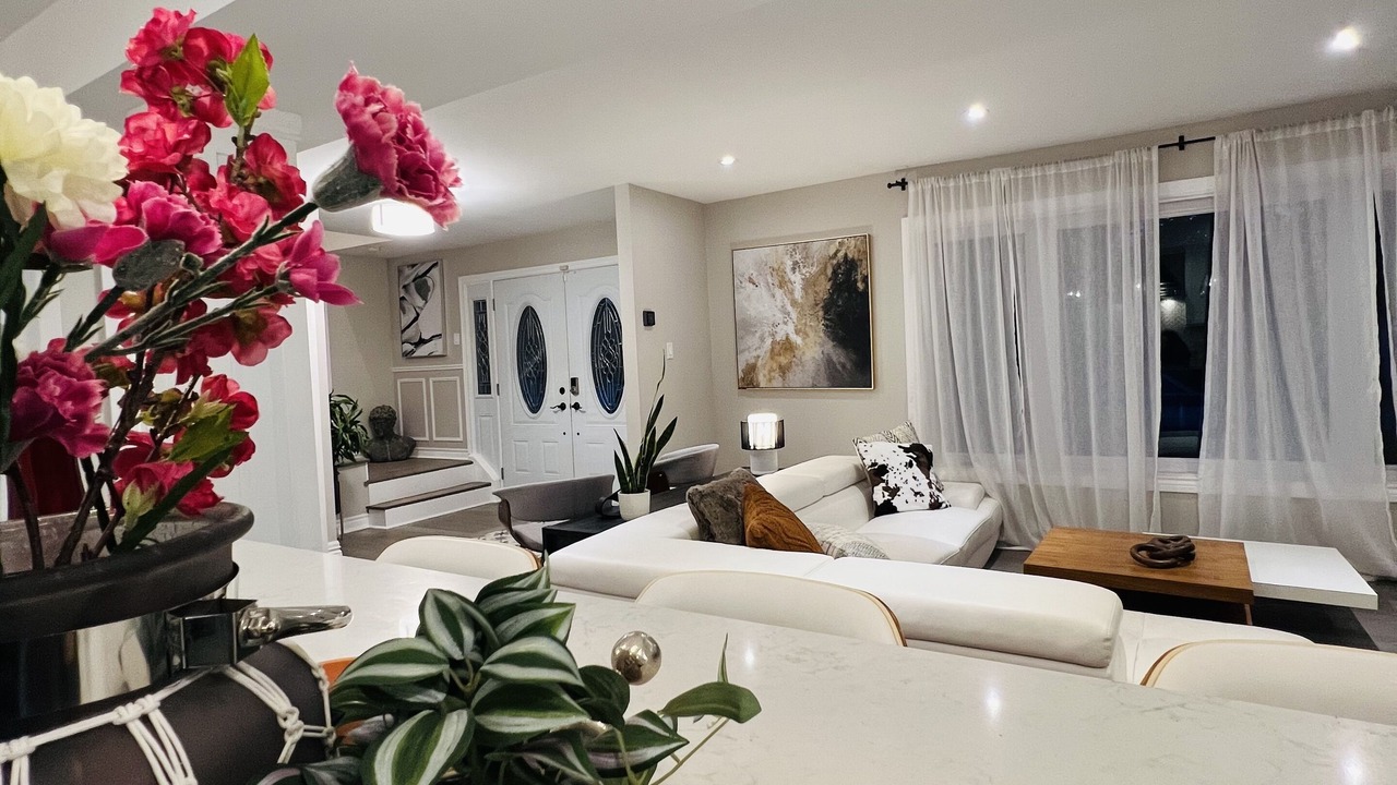 Photo of Livingroom in Clarkson-Lorne Park