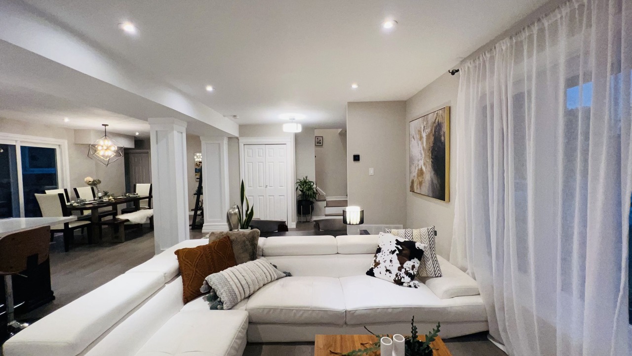 Photo of Livingroom in Clarkson-Lorne Park