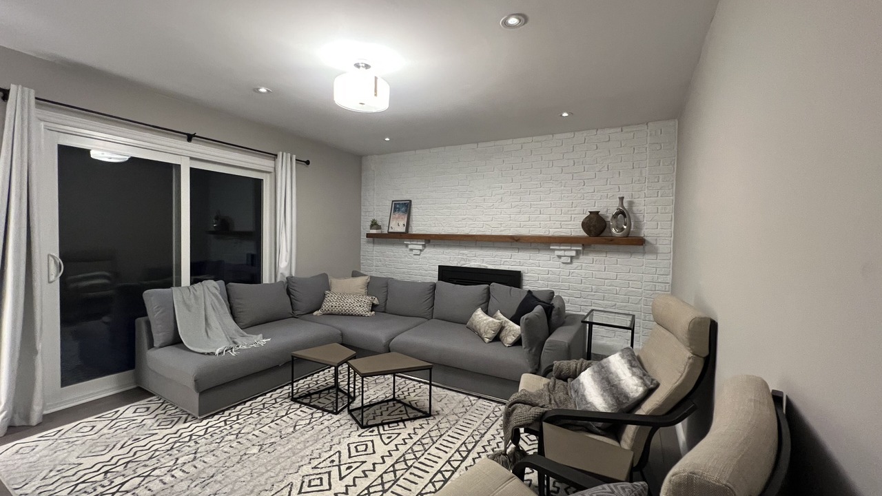 Photo of Livingroom in Clarkson-Lorne Park