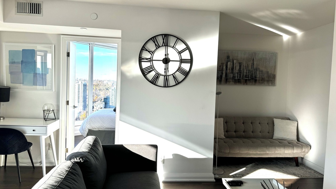 Photo of Livingroom in Bloor-Yorkville