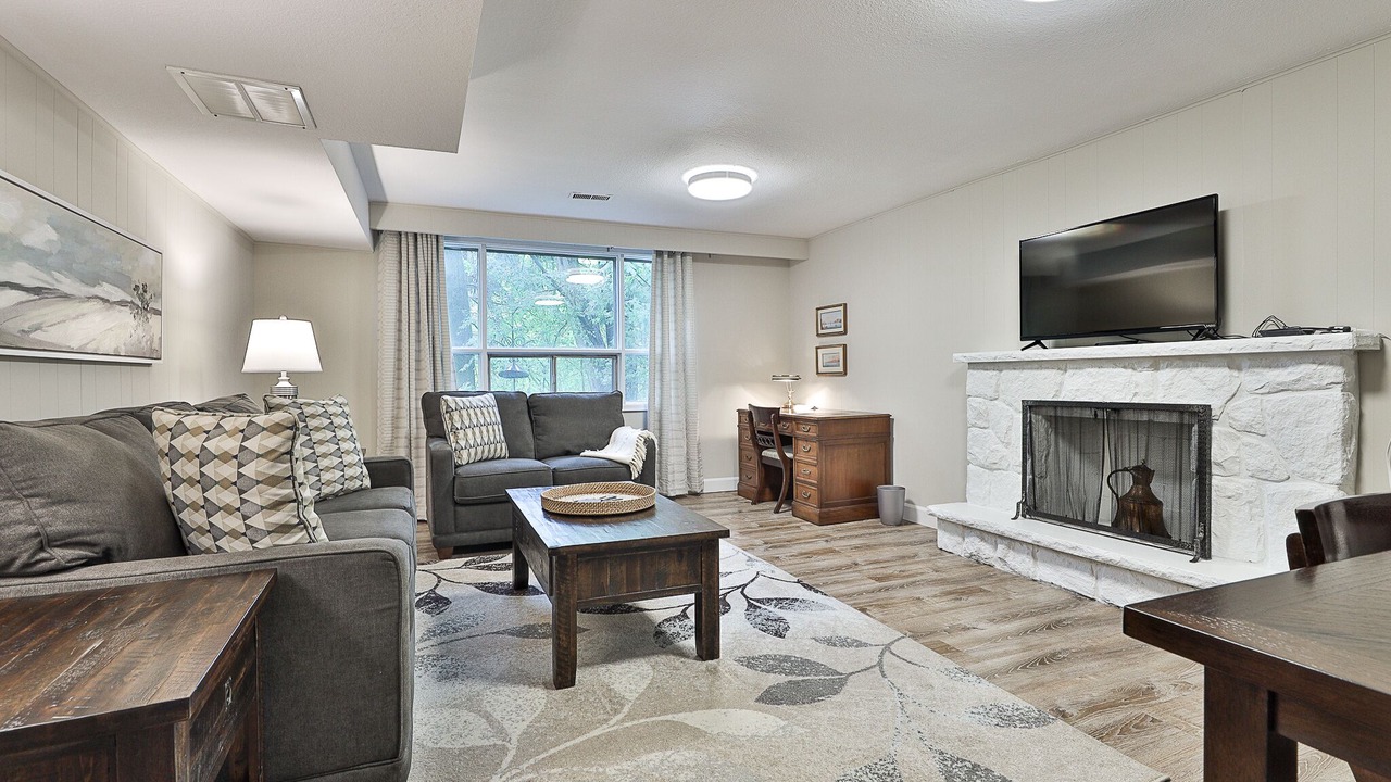 Photo of Livingroom in Bayview Woods - Steeles
