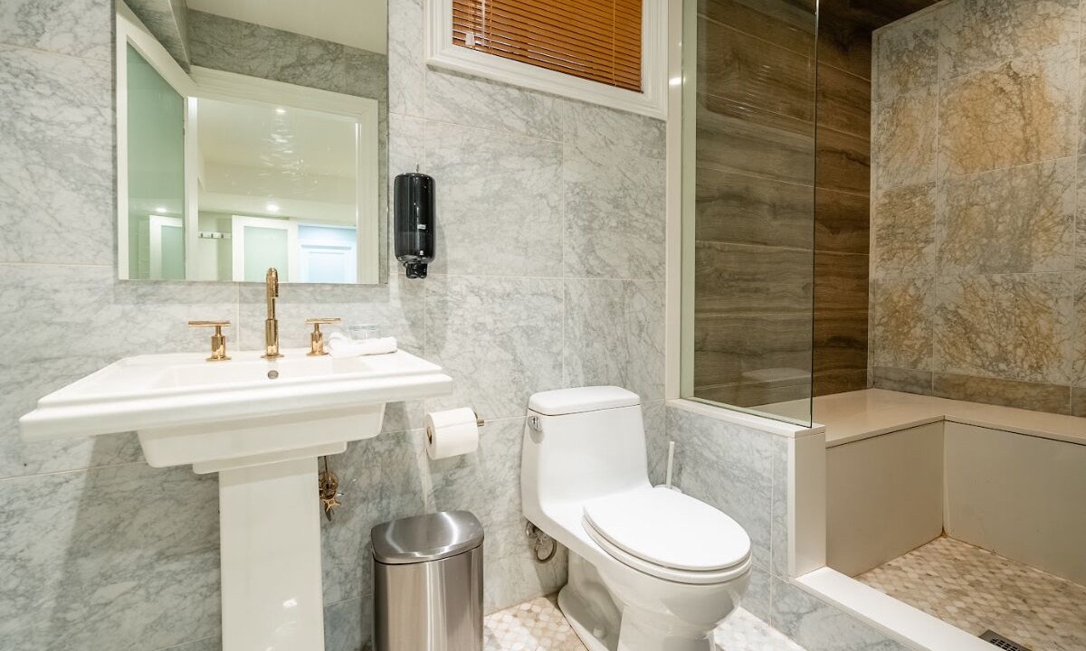 Photo of Bathroom in Lakeview