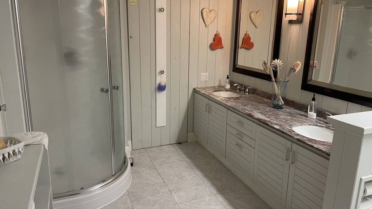 Photo of Bathroom in Howe Island