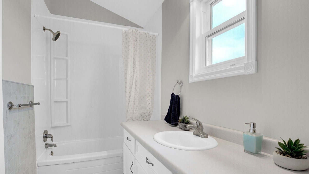Photo of Bathroom in Amaranth
