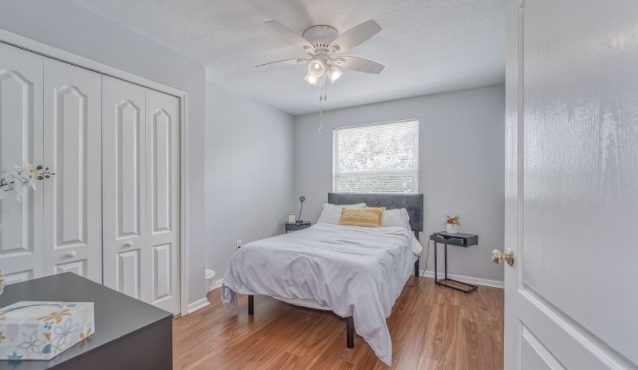 Photo of Bedroom in Lakeview Village