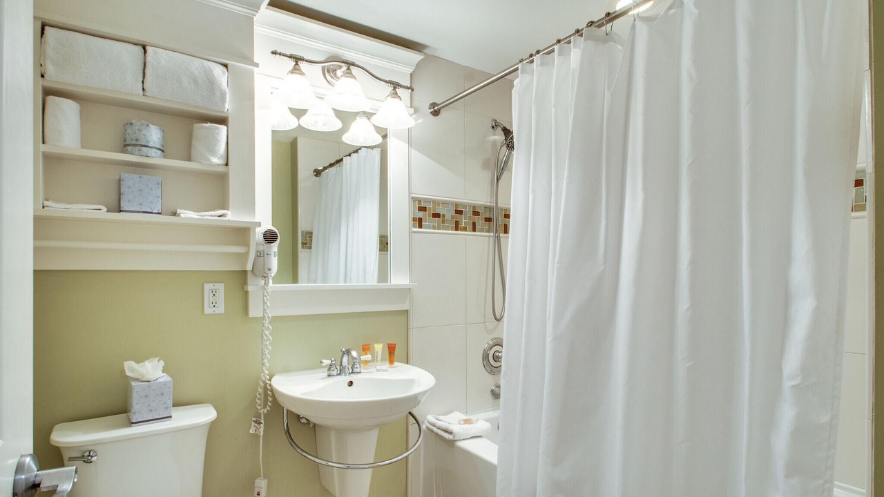 Photo of Bathroom in Baytowne Wharf
