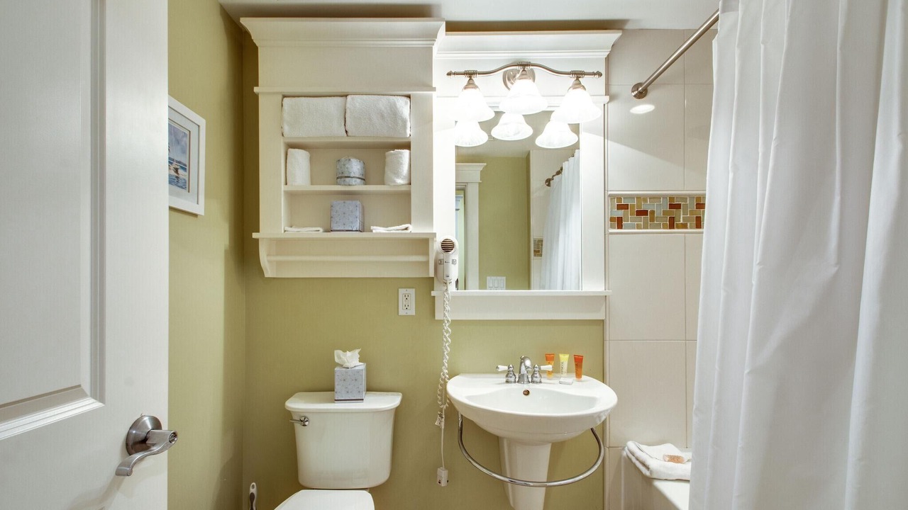 Photo of Bathroom in Baytowne Wharf