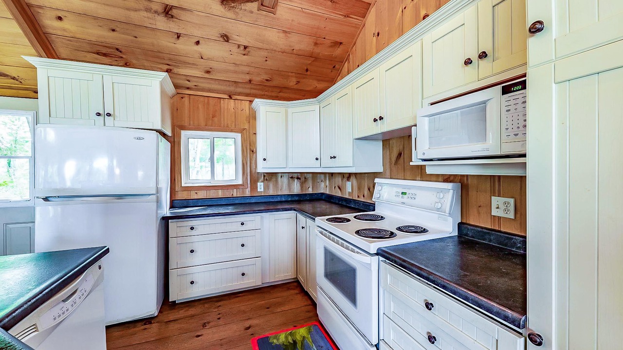Photo of Kitchen in Muskoka Lakes