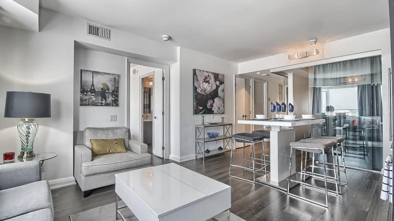Photo of Livingroom in Bloor-Yorkville