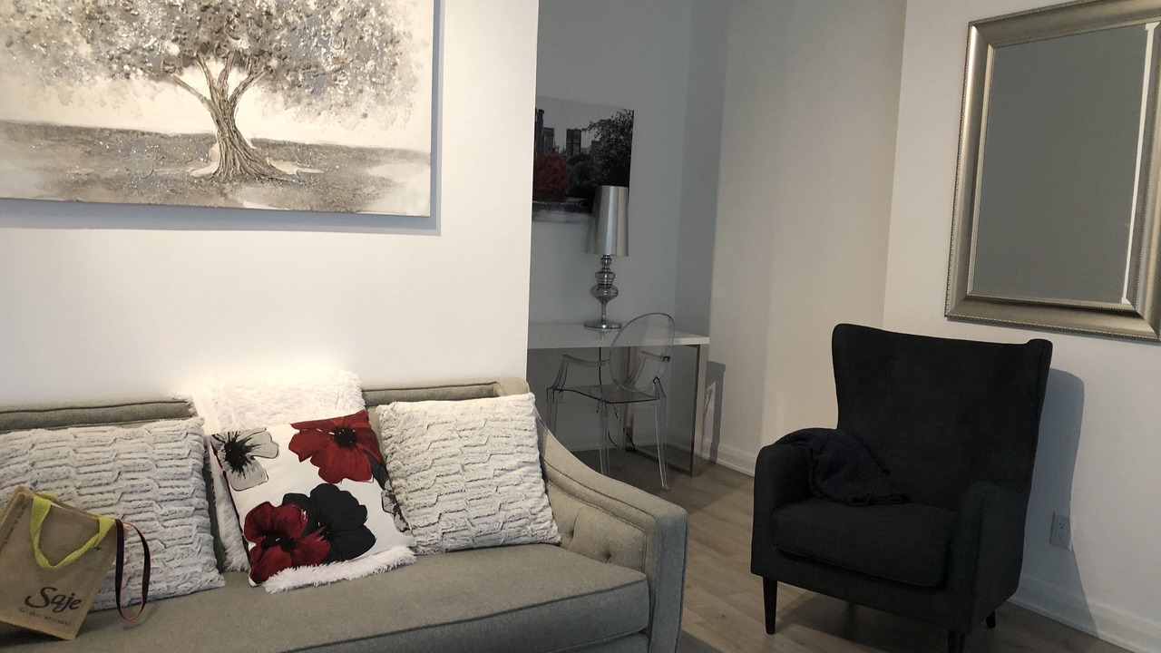 Photo of Livingroom in Bloor-Yorkville