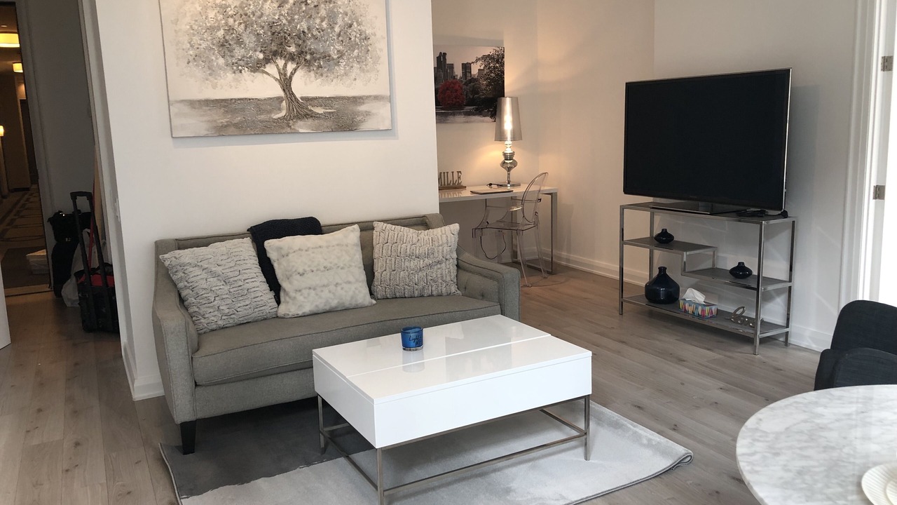 Photo of Livingroom in Bloor-Yorkville