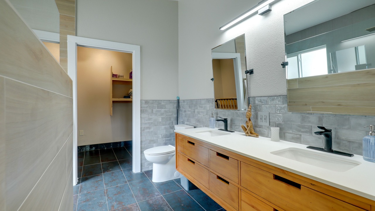 Photo of Bathroom in Lakeview Village