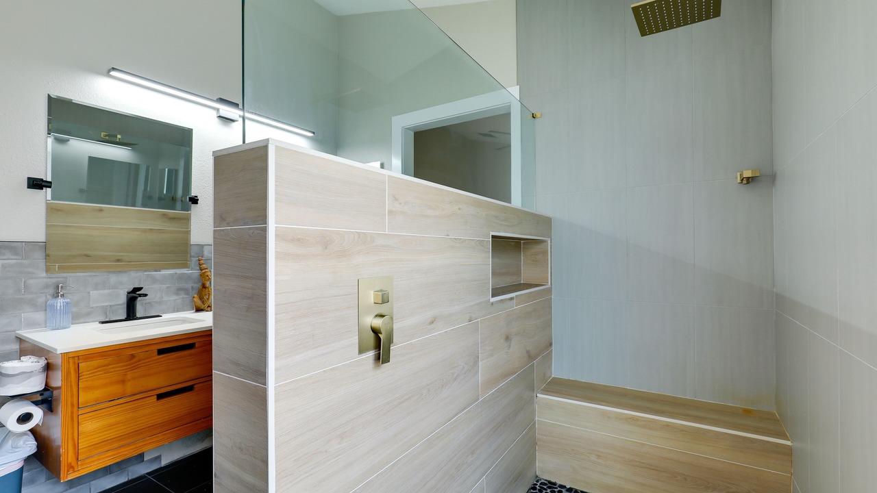 Photo of Bathroom in Lakeview Village