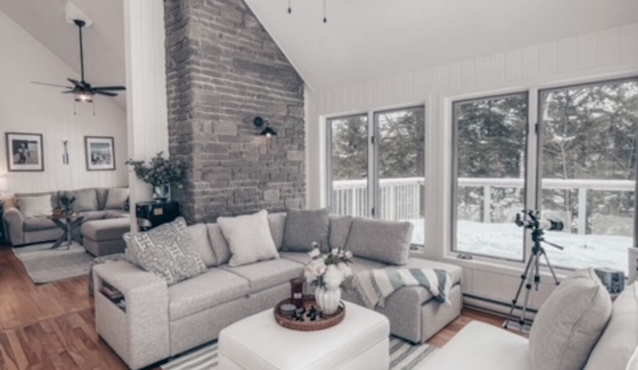 Photo of Livingroom in Lake of Bays
