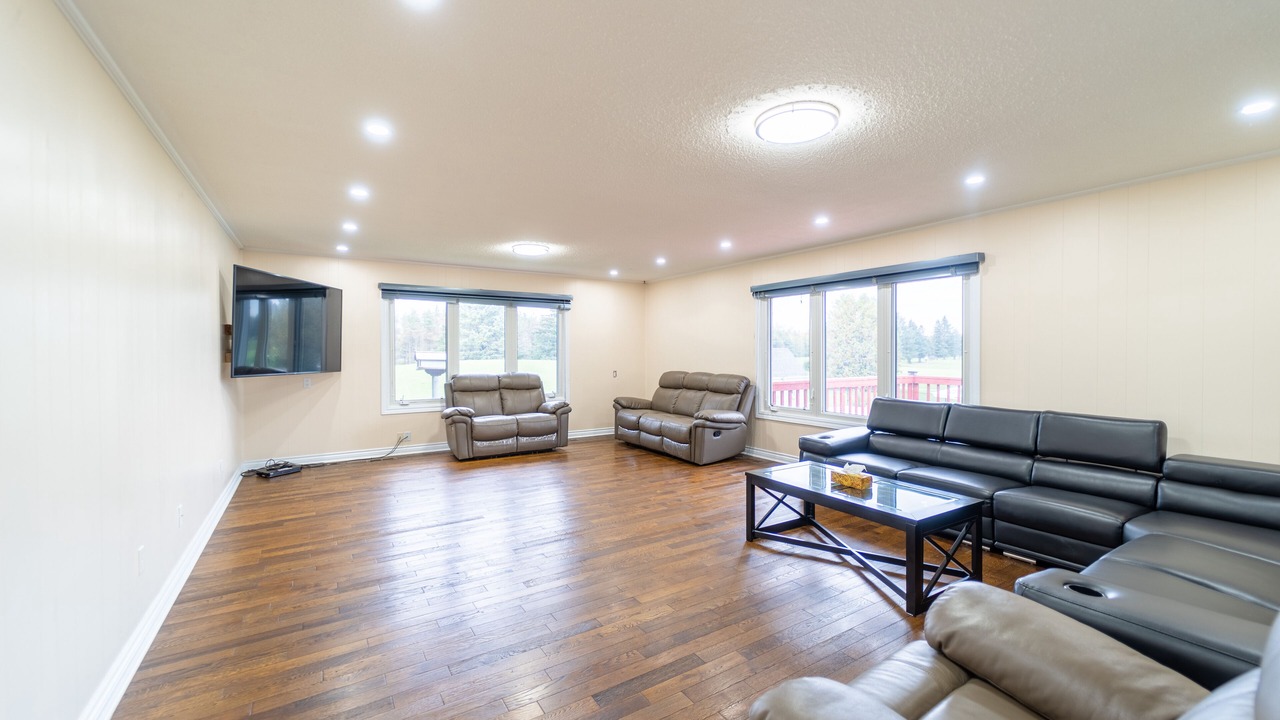 Photo of Livingroom in East Gwillimbury