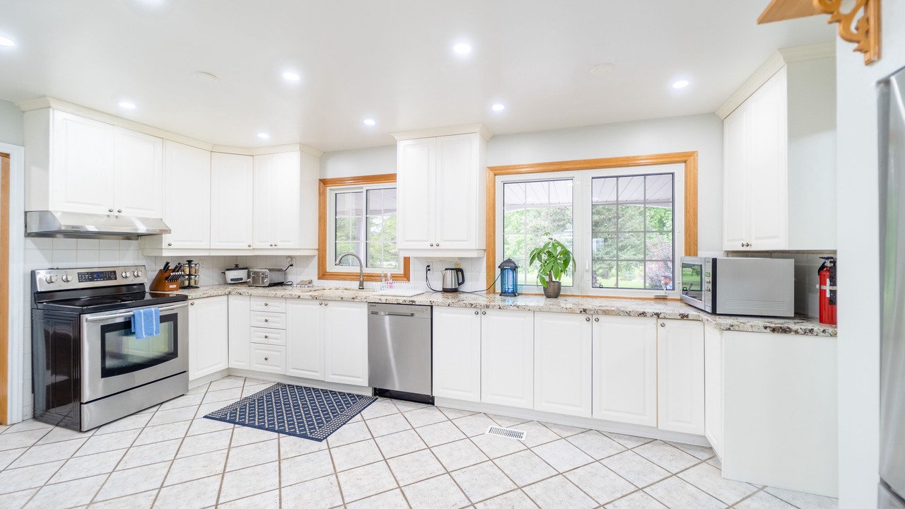Photo of Kitchen in East Gwillimbury