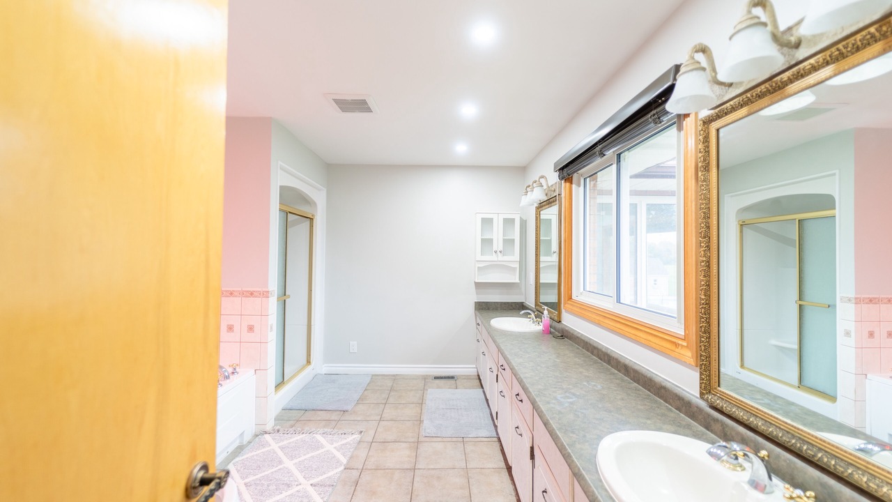 Photo of Bathroom in East Gwillimbury