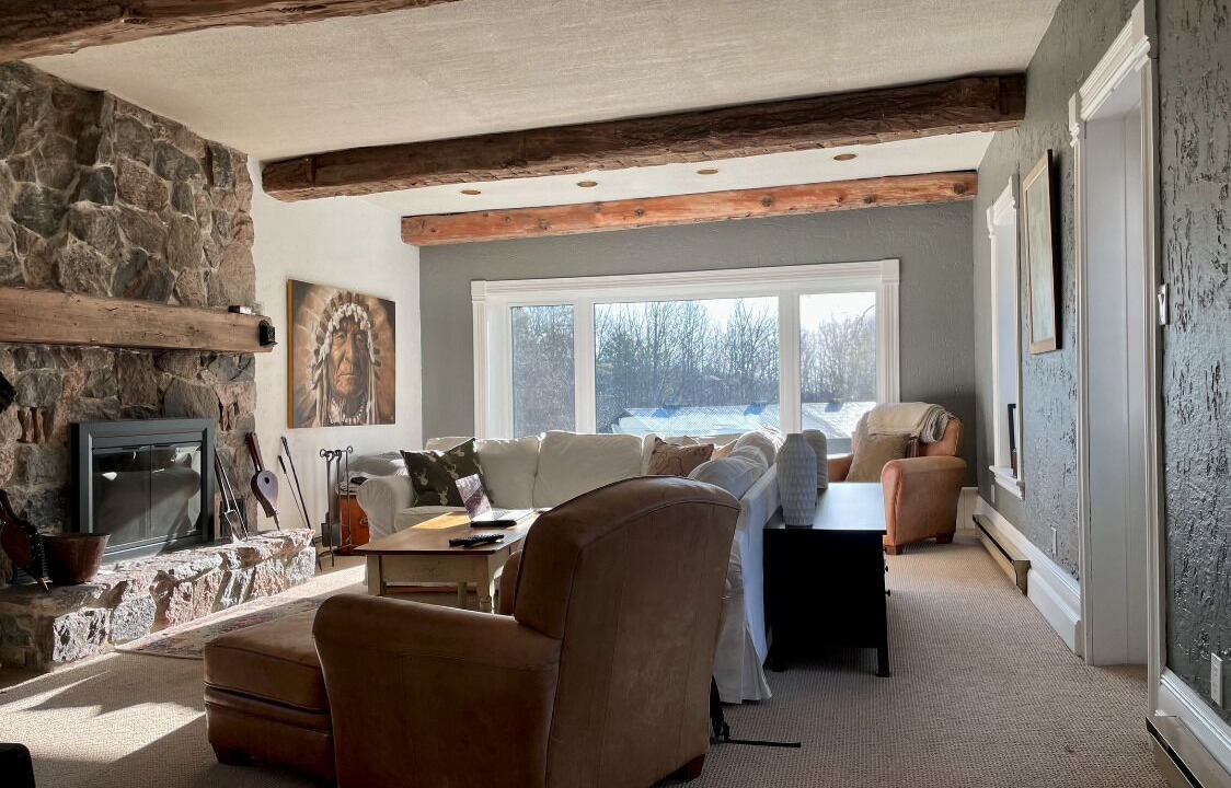 Photo of Livingroom in Mono