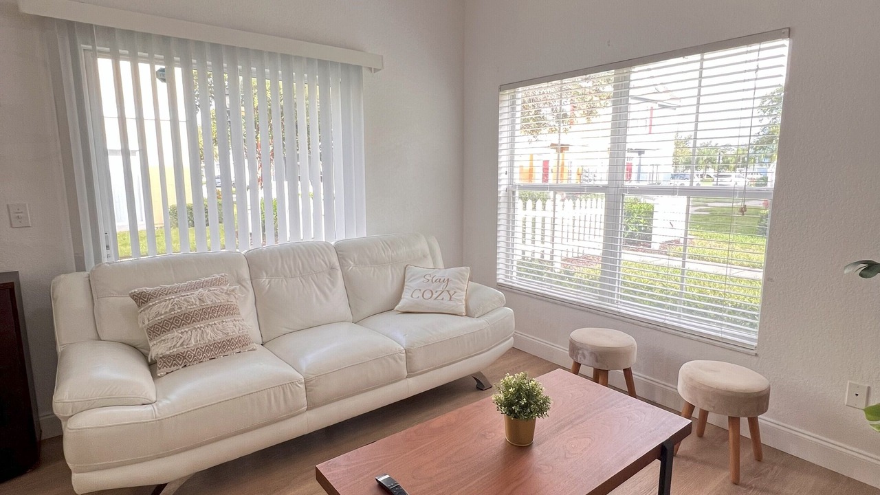 Photo of Livingroom in Venetian Bay Villages