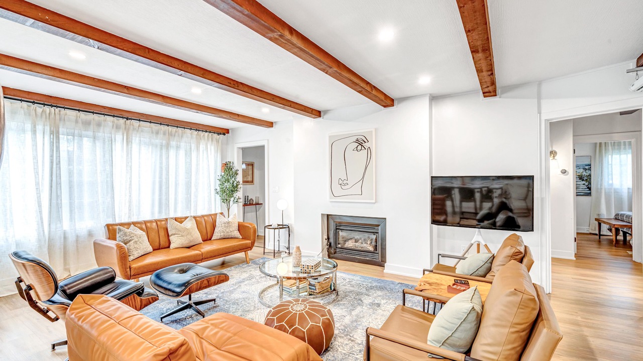 Photo of Livingroom in Town of Essex