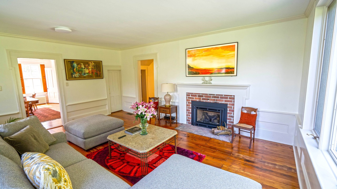 Photo of Livingroom in State College