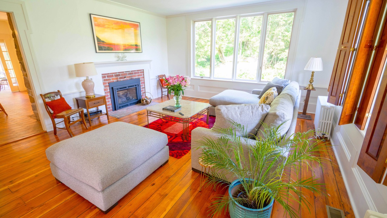 Photo of Livingroom in State College