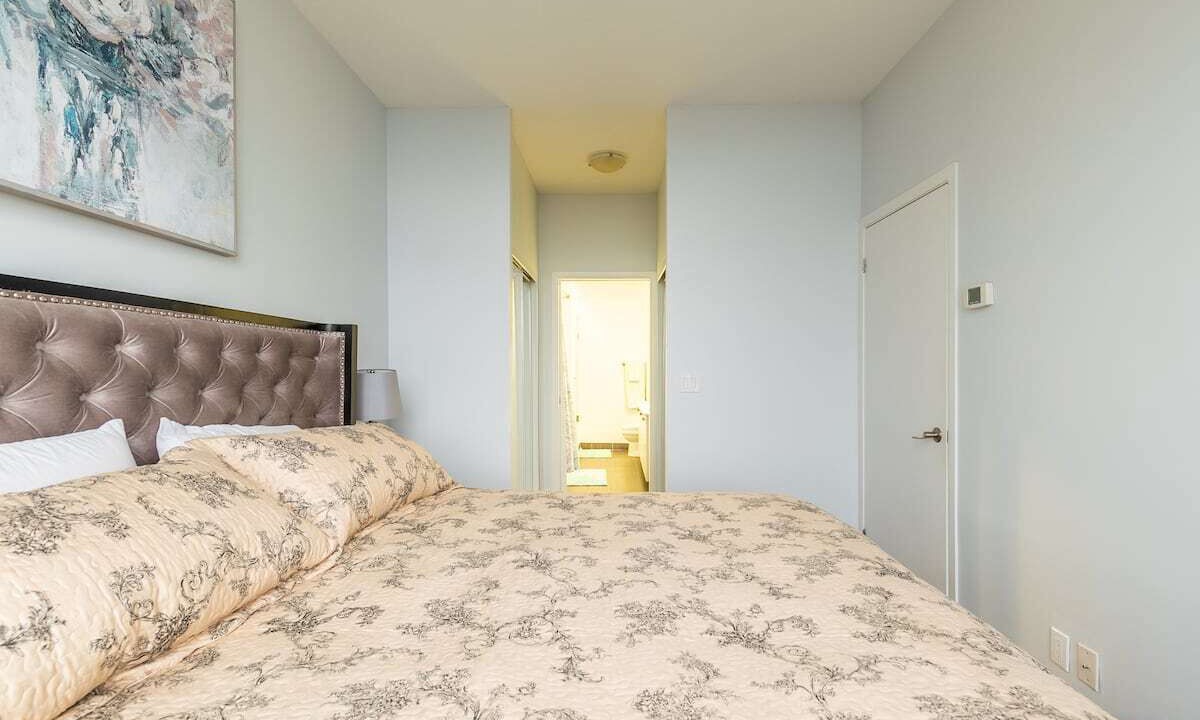 Photo of Bedroom in Bay Street Corridor