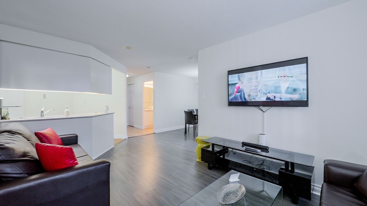 Photo of Livingroom in Bay Street Corridor