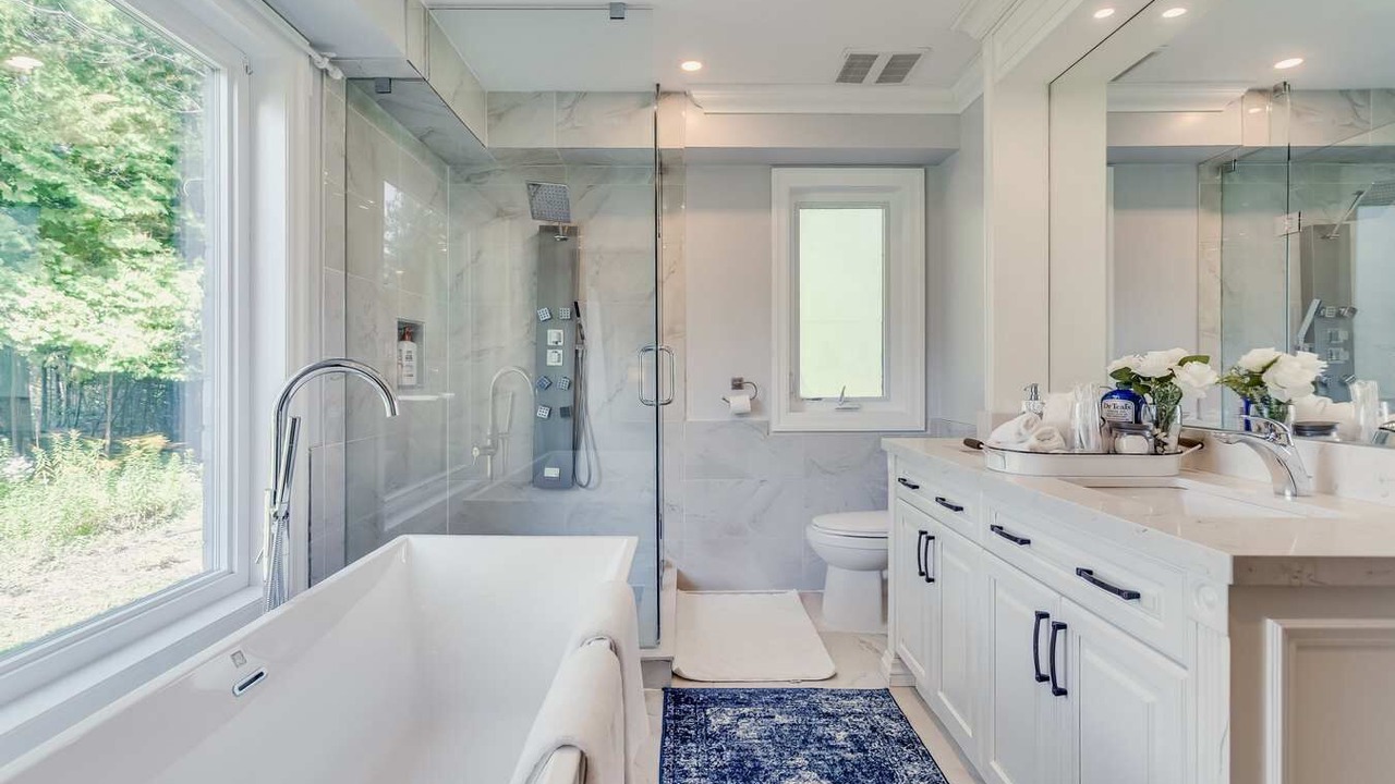 Photo of Bathroom in King