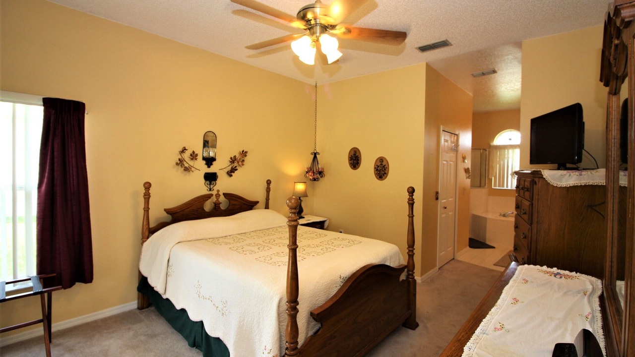 Photo of Bedroom in Crescent Lakes