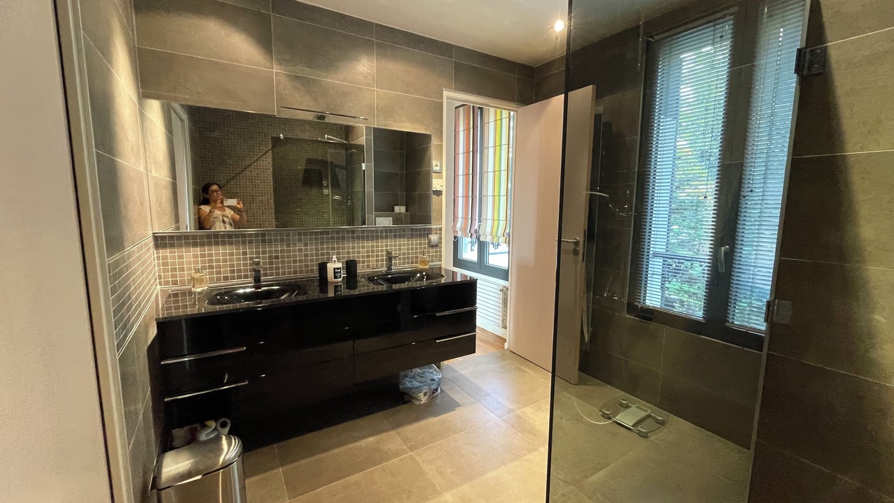 Photo of Bathroom in Le Parc Saint-Maur
