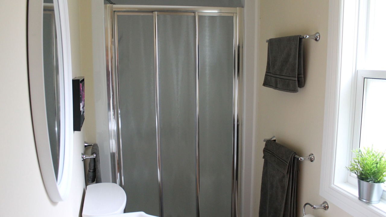 Photo of Bathroom in Shallow Lake