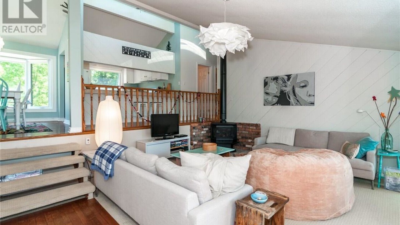 Photo of Livingroom in Honey Harbour