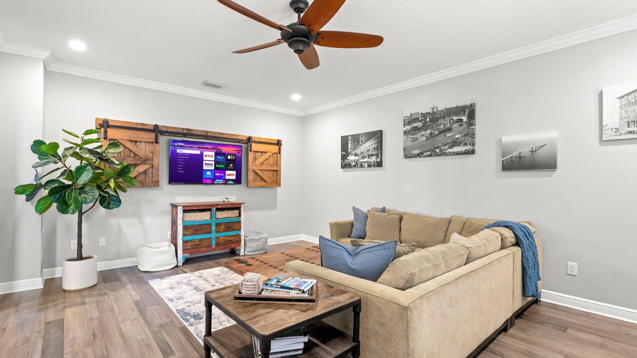 Photo of Livingroom in Courier City - Oscawana