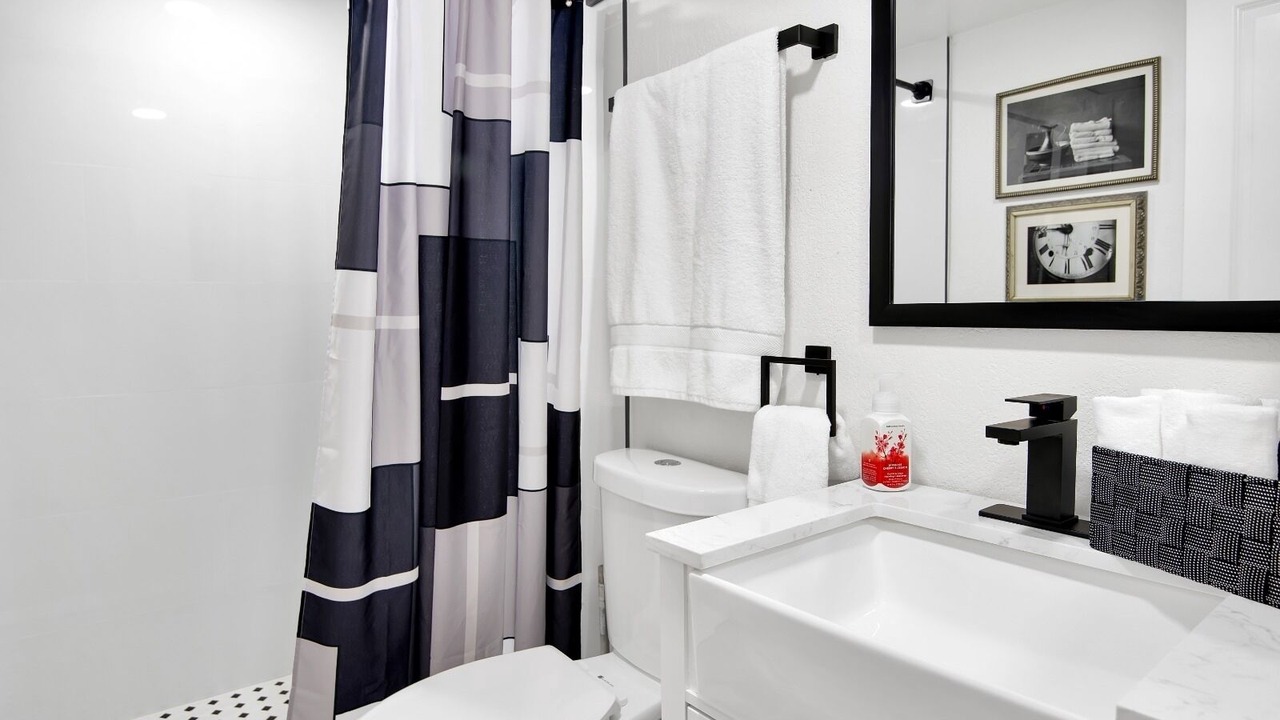 Photo of Bathroom in Englewood Park