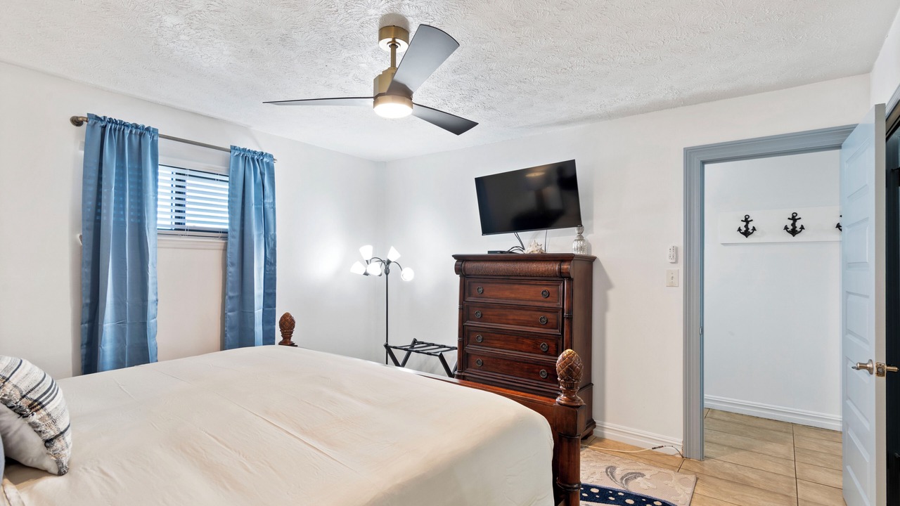 Photo of Bedroom in Crystal Shores