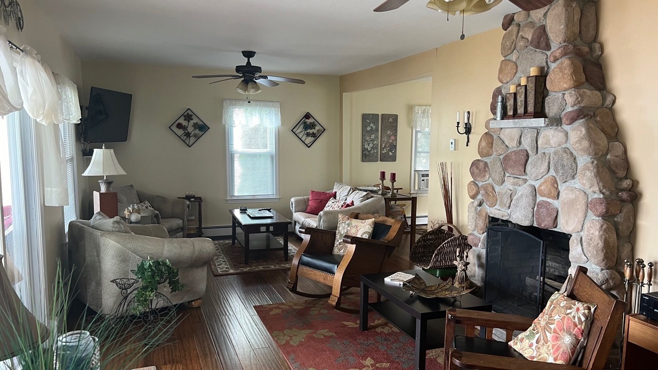 Photo of Livingroom in Center Moreland