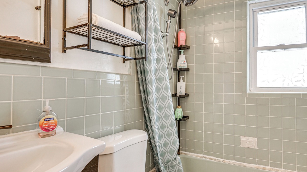 Photo of Bathroom in Alden Manor