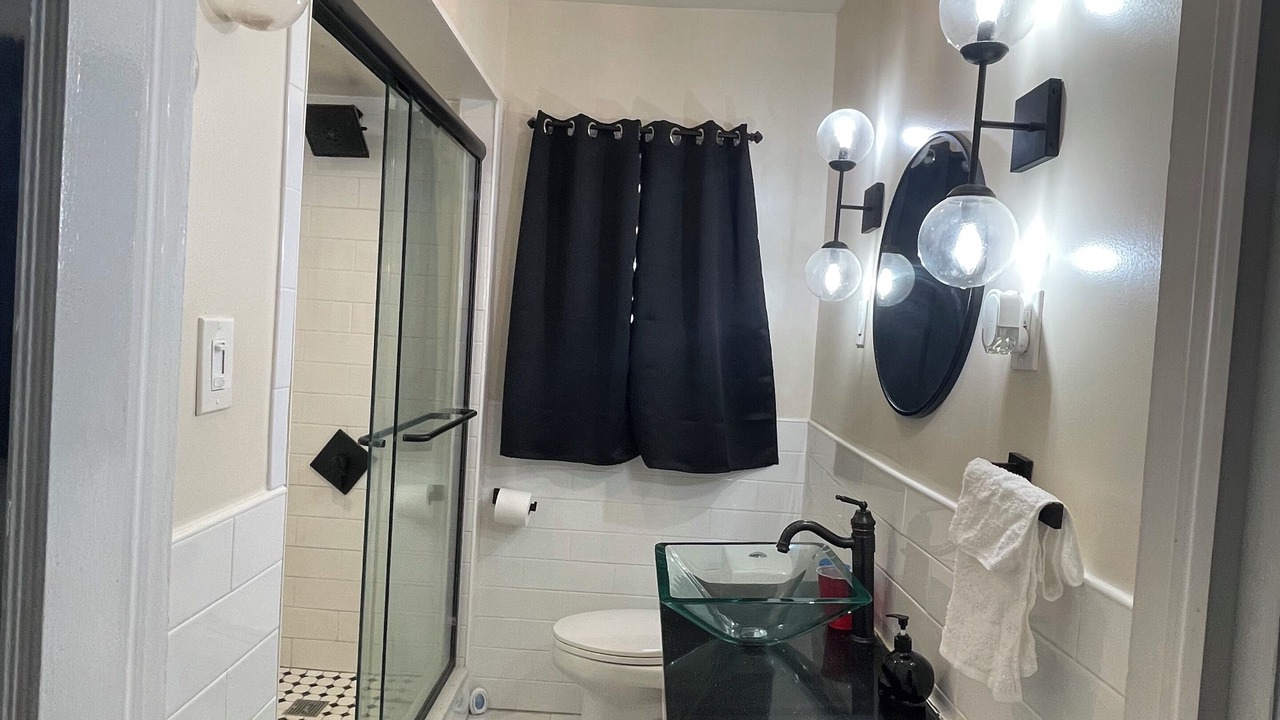 Photo of Bathroom in Alden Manor