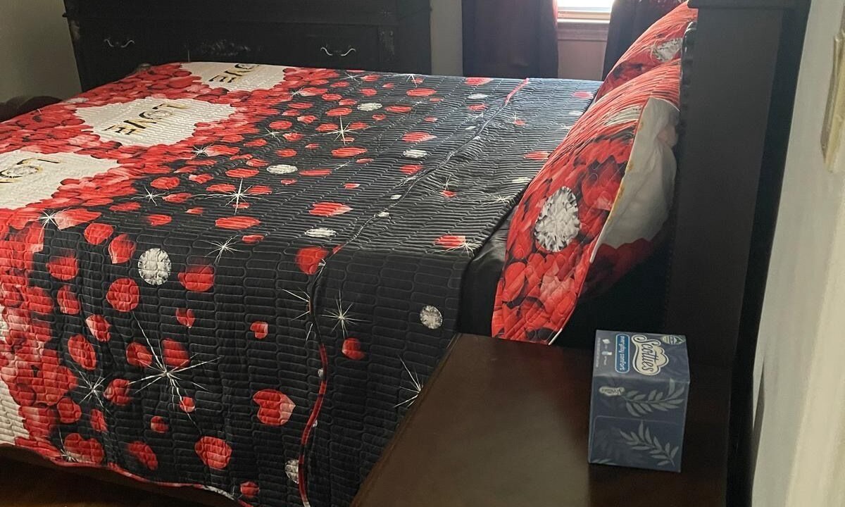 Photo of Bedroom in Alden Manor